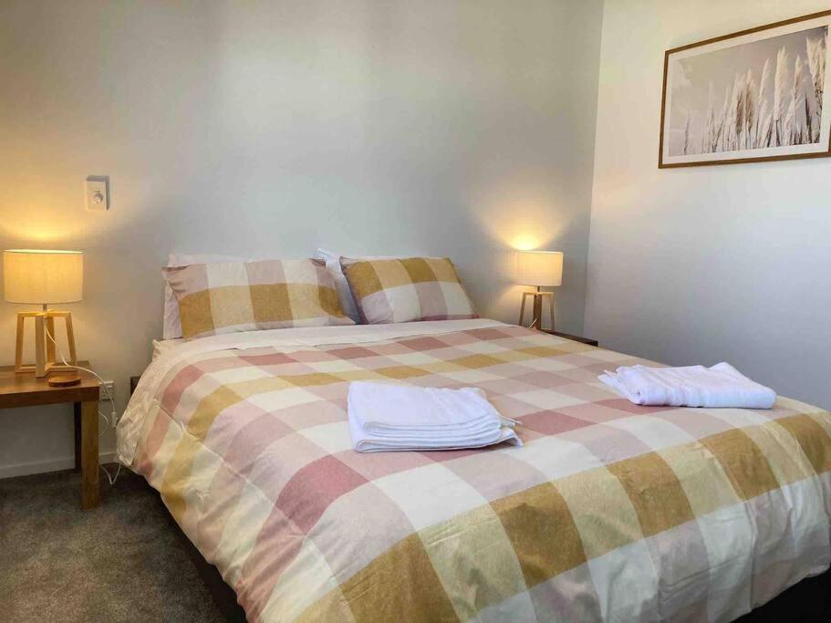 Cheerful 2 Bedroom Townhouse In Addington! Крайстчърч Екстериор снимка