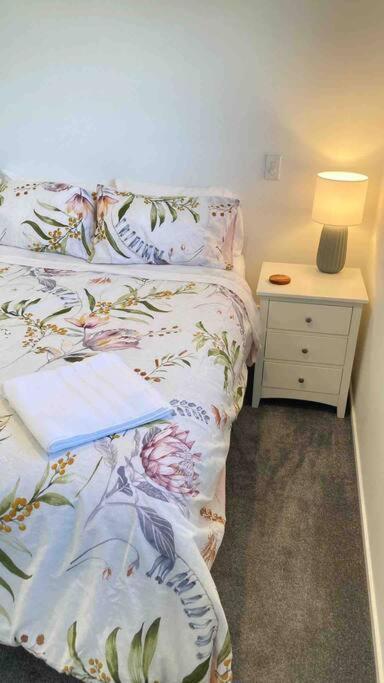 Cheerful 2 Bedroom Townhouse In Addington! Крайстчърч Екстериор снимка
