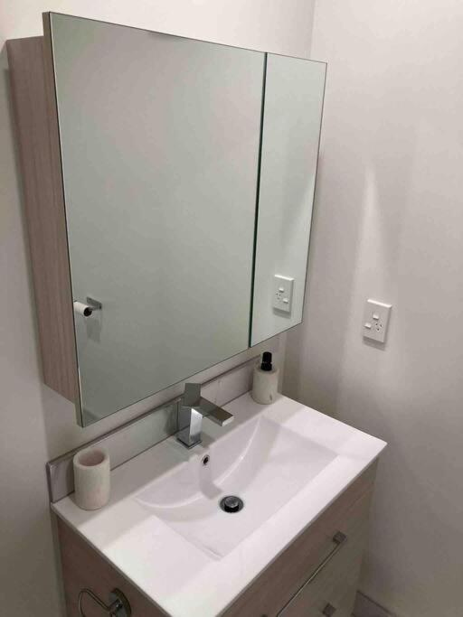 Cheerful 2 Bedroom Townhouse In Addington! Крайстчърч Екстериор снимка
