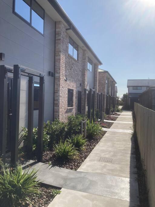 Cheerful 2 Bedroom Townhouse In Addington! Крайстчърч Екстериор снимка