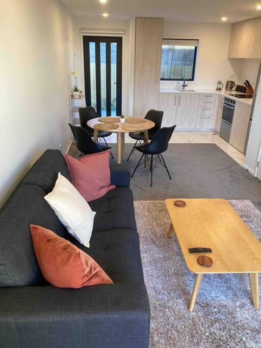 Cheerful 2 Bedroom Townhouse In Addington! Крайстчърч Екстериор снимка