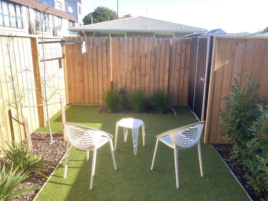 Cheerful 2 Bedroom Townhouse In Addington! Крайстчърч Екстериор снимка