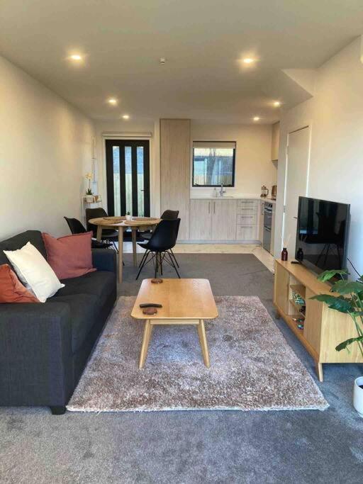 Cheerful 2 Bedroom Townhouse In Addington! Крайстчърч Екстериор снимка